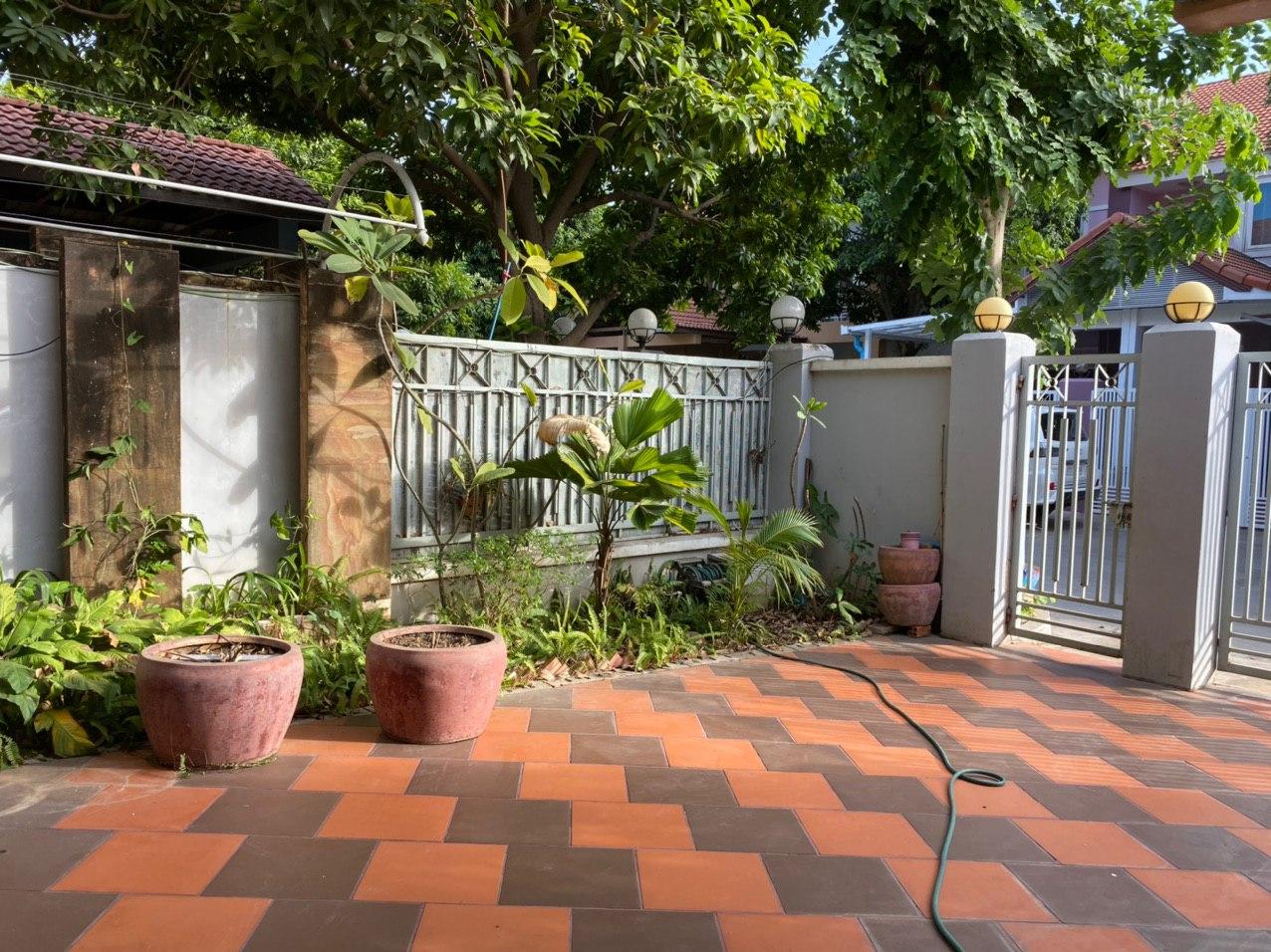 3 Bedrooms Villa for Rent in Bassac Garden, Tonle Bassac Area (1)