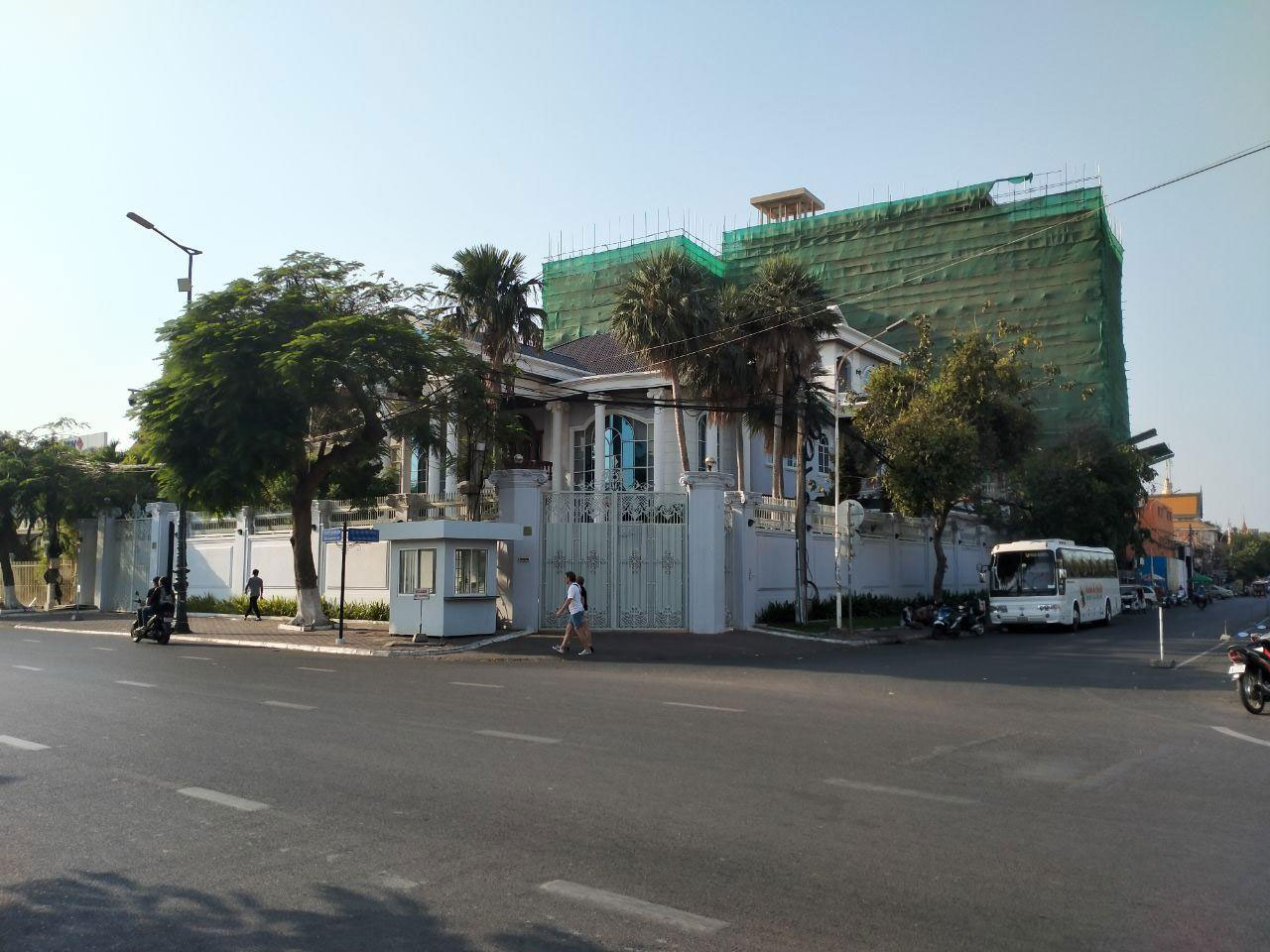 Corner Commercial 7 Bedroom Villa for Rent Near Independence Monument (1)