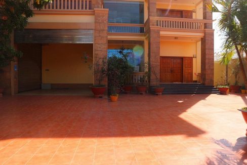 Corner Villa for Sale in Preak Ang (3)