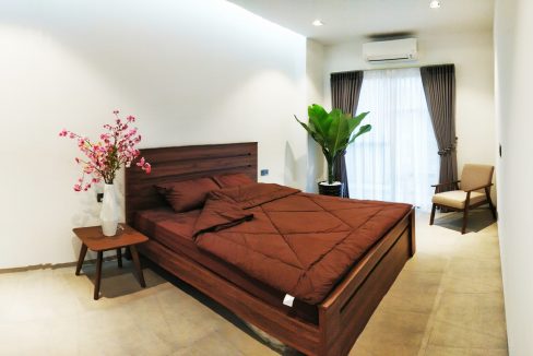 A Beautiful One Bedroom Corner Unit Apartment for rent on the road Mong Reththy (2)