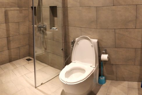 A Beautiful One Bedroom Corner Unit Apartment for rent on the road Mong Reththy (7)