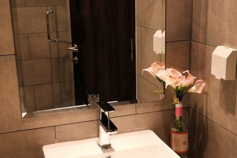 A Beautiful One Bedroom Corner Unit Apartment for rent on the road Mong Reththy (8)