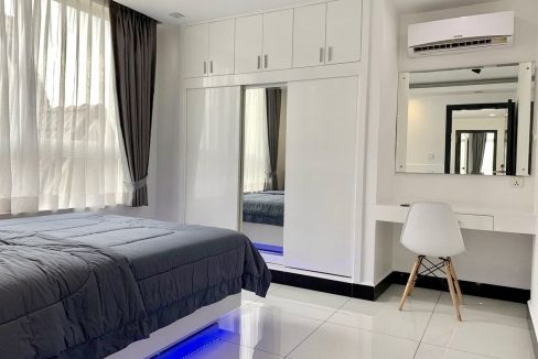2 Bedrooms Service Apartment with fully furnished free access to gym, steam, sauna and pool in BKK3 (3)