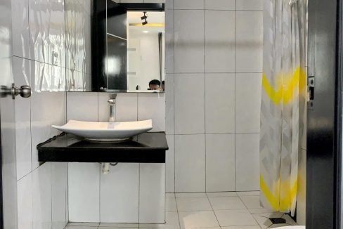 2 Bedrooms Service Apartment with fully furnished free access to gym, steam, sauna and pool in BKK3 (9)