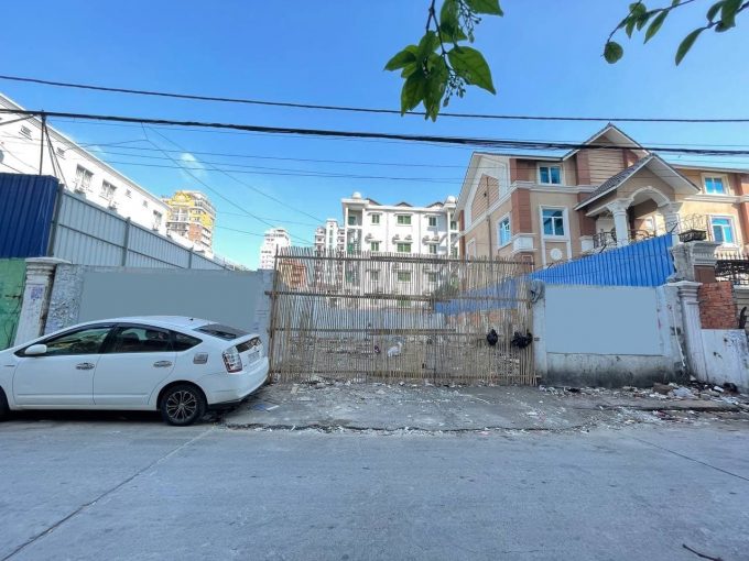 Good Location and Spacious Land for Rent near Russian Market (1)