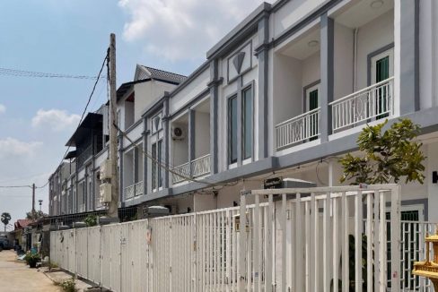 Link Villa for Urgent Sale Nearly by Tol Pongro Makert (2)
