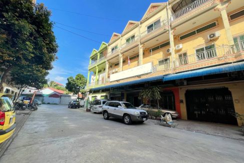 Spacious Shophouse with Good Location for rent in Tuol Kork (5)