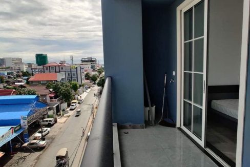 The service include full equipment parking gym swimming pool sky bar security 24h. (6)