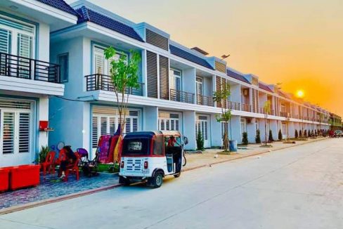 1Luxury Link Villa for Sale behind Prek Hoor Market in Takhmao City (11)