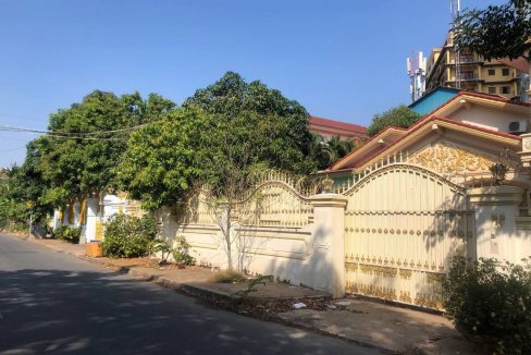Good Location House For Rent in Phnom Penh City Near IFL University (2)