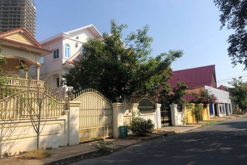 Good Location House For Rent in Phnom Penh City Near IFL University (3)