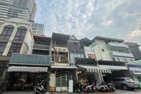 Good Location Shophouse for rent in the Ground Floor of the building in BKK area (2)