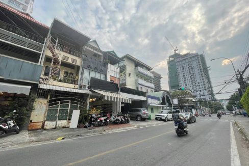 Good Location Shophouse for rent in the Ground Floor of the building in BKK area (3)