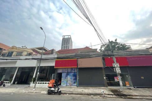 Good Residence One Spacious Villa with 4 Shops for rent in BKK (2)