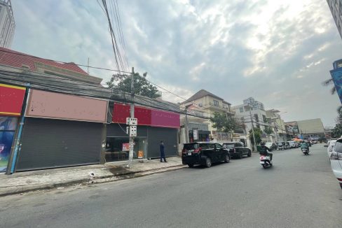 Good Residence One Spacious Villa with 4 Shops for rent in BKK (3)