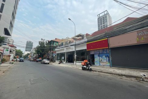 Good Residence One Spacious Villa with 4 Shops for rent in BKK (4)