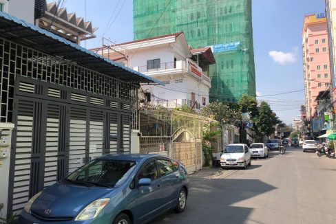 Ground floor House For Rent in Phnom Penh City Near IFL University (2)