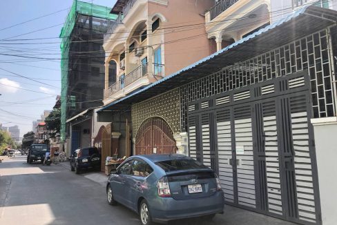 Ground floor House For Rent in Phnom Penh City Near IFL University (3)
