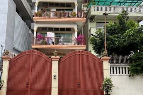 Spacious House For Rent in Good Location Near BKK1 (1)