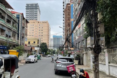 Spacious House For Rent in Good Location Near BKK1 (3)