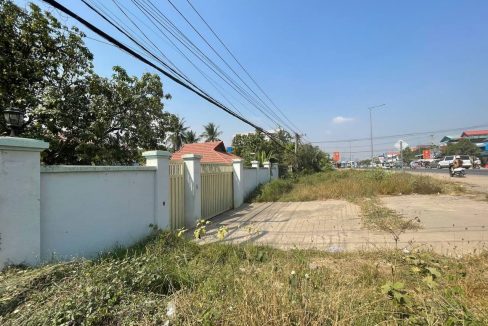 Spacious House For Sale in Good Location (2)