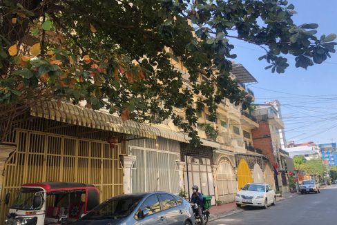 Spacious House For Slae With Many Bedroom in Good Location Near IFL University (3)