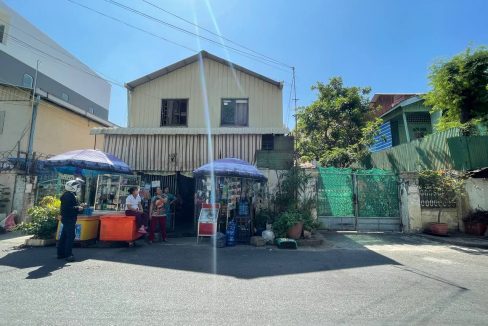Urgent House for Sale with Spacious Land near Russian Market (2)
