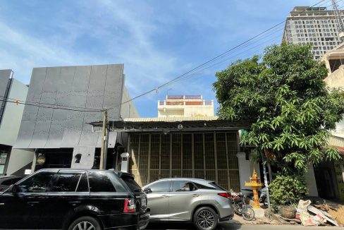 Spacious House with warehouse for rent in TK (1)