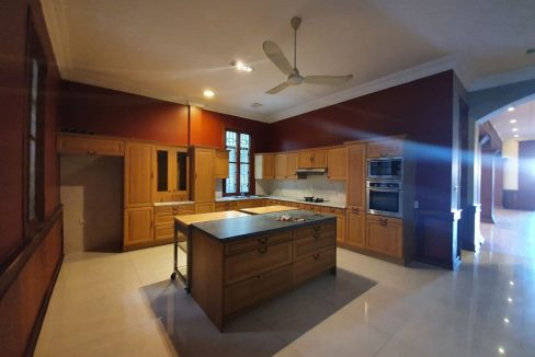 Nice Villa For Rent in Good Location Phnom Penh Near BKK1 (4)