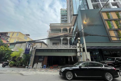 Spacious Flat for Rent in Bkk1 (1)