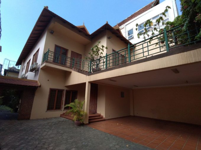 Villa for Rent with Best location in Bkk 1 (1)